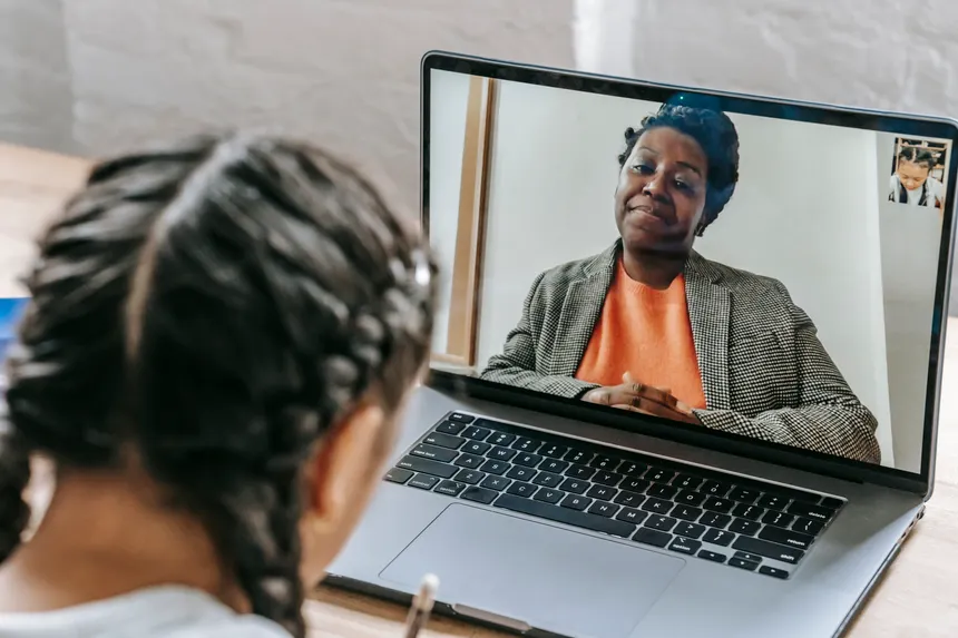 Online vs In-Class TEFL Courses: Choosing the Best Path for Your Teaching Career
